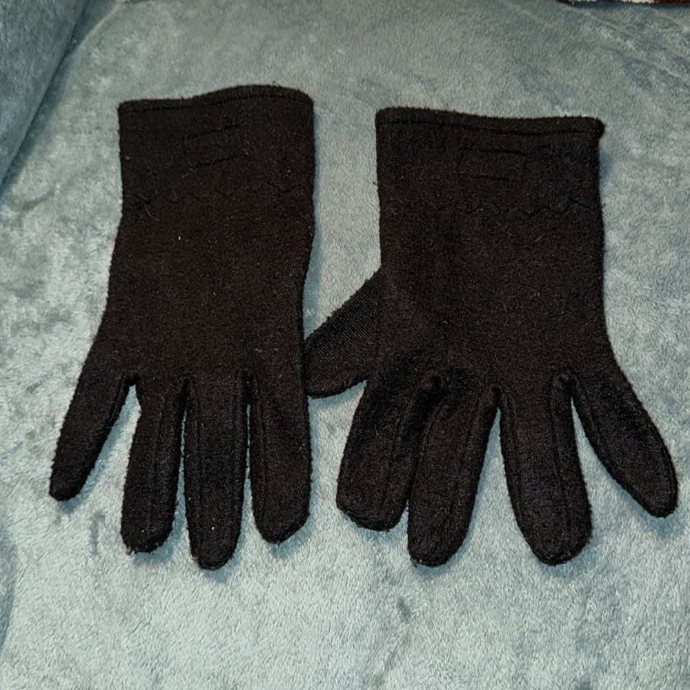 Cheyenne River Indian outreach black fleece women’s gloves OS 💕